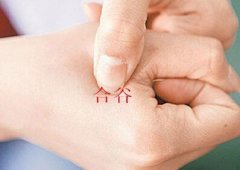 牙疼怎么办？立刻止疼妙绝招：盐水漱口及点按穴位有效快速